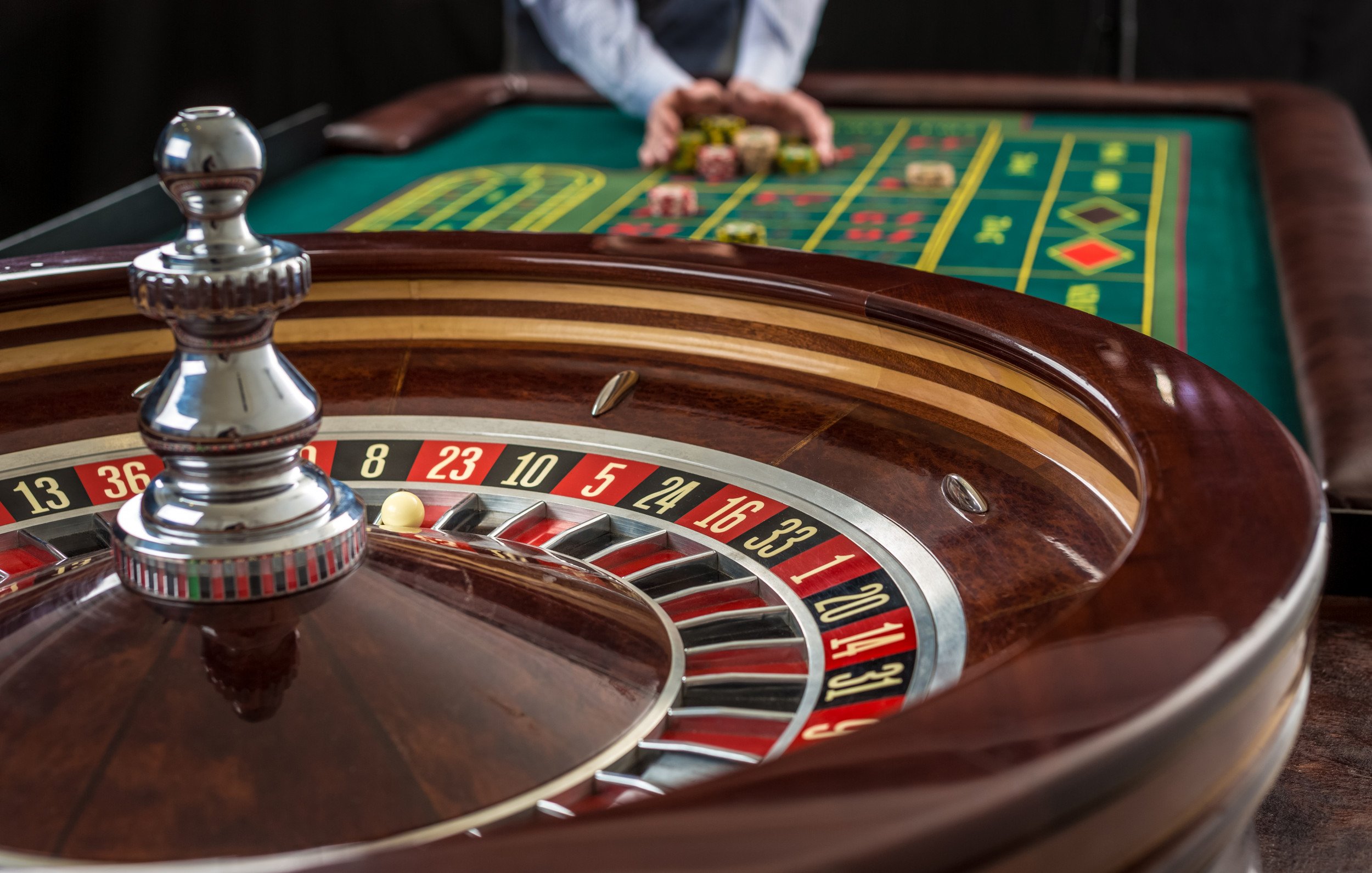 Pandangan studio meja live roulette dengan dealer profesional