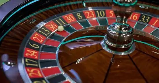 Antarmuka aplikasi mobile ceria4d menampilkan pasar Valorant dan meja live casino